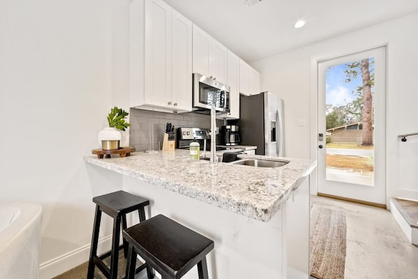 Réfrigérateur, micro-ondes, plaque de cuisson, lave-vaisselle