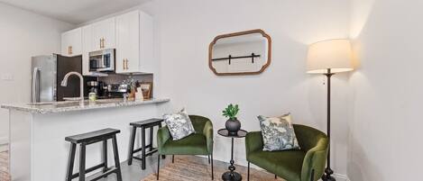 Een koelkast, een microgolfoven, een kookplaat, een vaatwasser