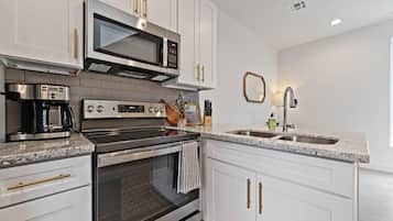 Fridge, microwave, stovetop, dishwasher