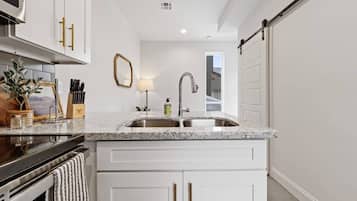 Een koelkast, een microgolfoven, een kookplaat, een vaatwasser