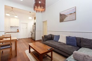 TV - South Fremantle Hideaway close to South Beach (South Fremantle)