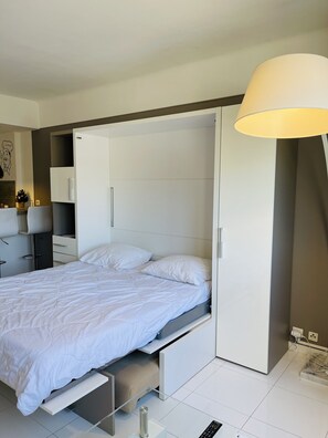 Iron/ironing board, free WiFi, bed sheets