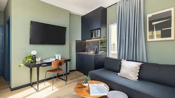 King Suite With Balcony | 起居区 | 43-英寸智能电视(配备有线频道)、Netflix、流媒体服务