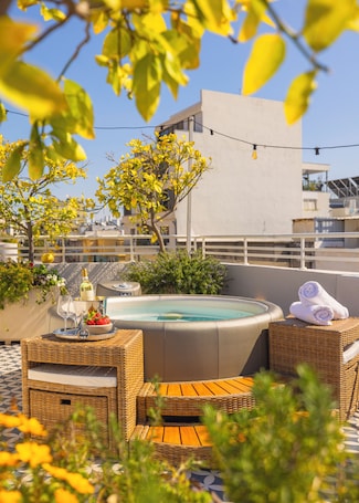 Rooftop terrace. Albi Florentin