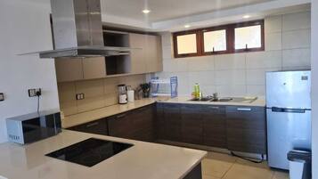 Geladeira grande, fogão, cooktop, lava-louças