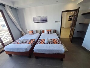 Literie de qualité, lit avec matelas en mousse à mémoire, minibar