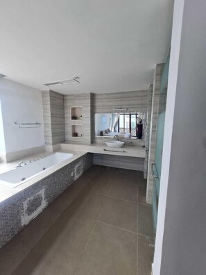 별도의 욕조 및 샤워 시설, 수중안마 샤워기, 무료 세면용품, 헤어드라이어