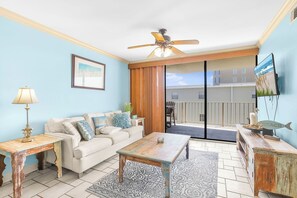 Téléviseur connecté, lecteur de DVD, livres, bureau