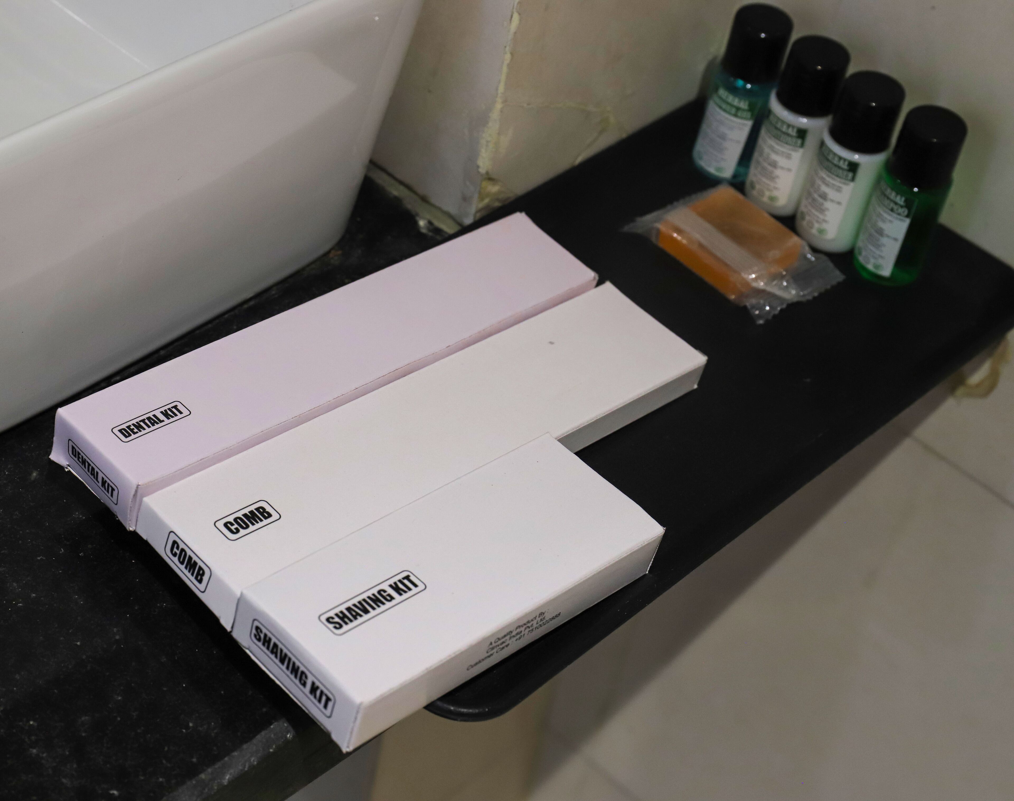 Un meuble de salle de bain avec deux kits de rasage et un peigne.