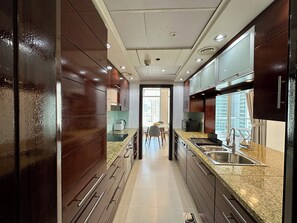 Familienapartment, Balkon, Stadtblick | Eigene Küche | Kühlschrank, Mikrowelle, Ofen, Herdplatte