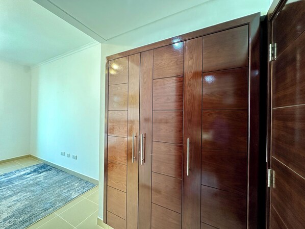Familienapartment, Balkon, Stadtblick | 1 Schlafzimmer, Zimmersafe, individuell dekoriert