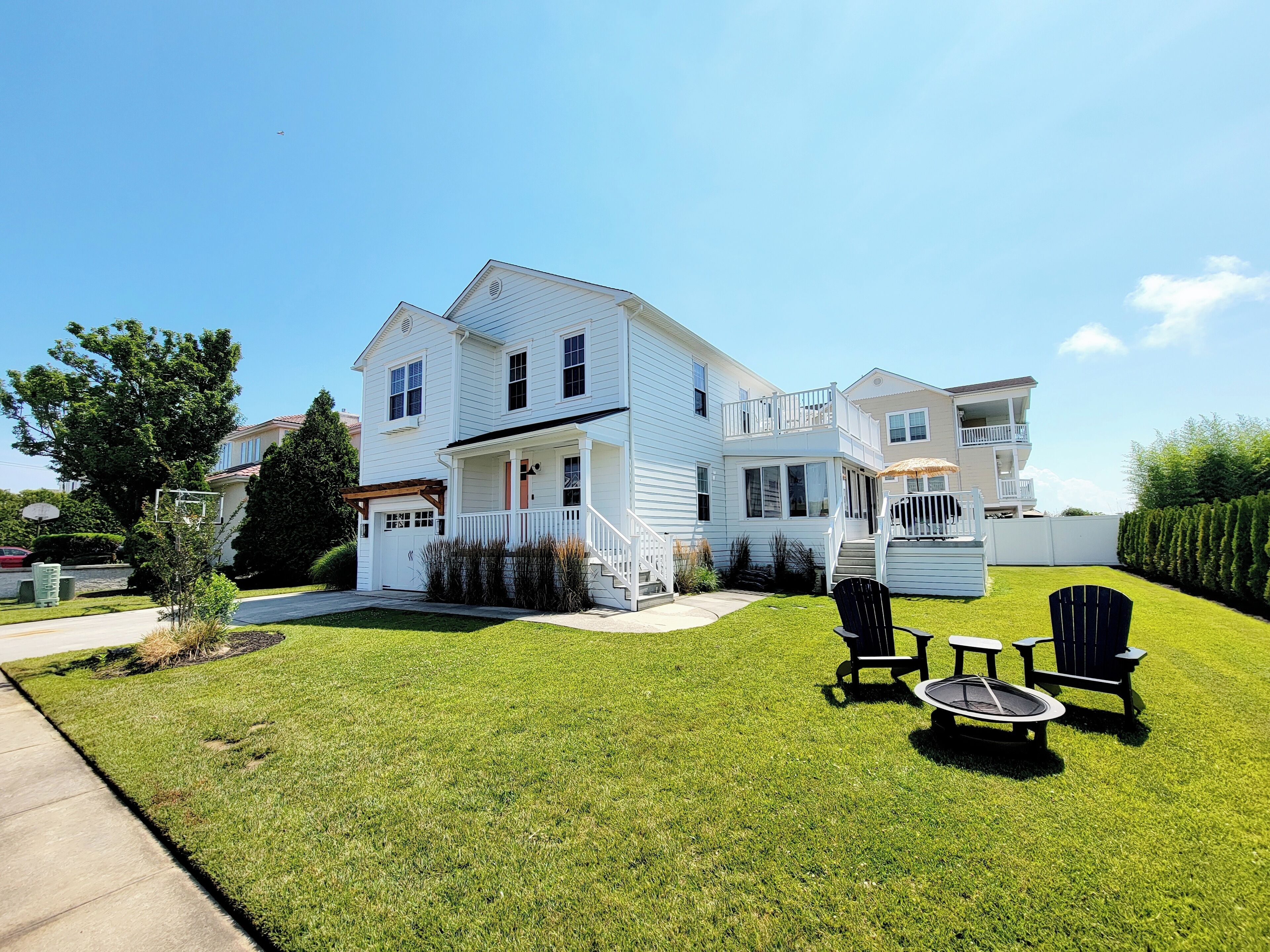 Newly Renovated Single in Diamond Beach! Beautiful sunsets and great yard!