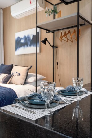 1 habitación, tabla de planchar con plancha, wifi gratis y ropa de cama