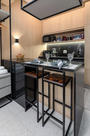 Fridge, microwave, oven, stovetop - Loft Desing Contemporaneo a 300m da Praia e ao Lado do Metro! (Copacabana Rio de Janeiro)