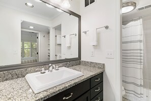 Shower, hair dryer, towels - Lovely new rental in popular Turtle Cove (Kiawah Island)