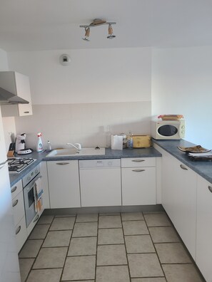 Fridge, microwave, oven, stovetop - Appartement 64 m² à 200 m de la Plage Tout Confort. Idéal Pour Famille (Six-Fours-les-Plages)