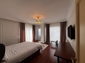 8 Schlafzimmer, Zimmersafe, Schreibtisch, Bügeleisen/Bügelbrett
