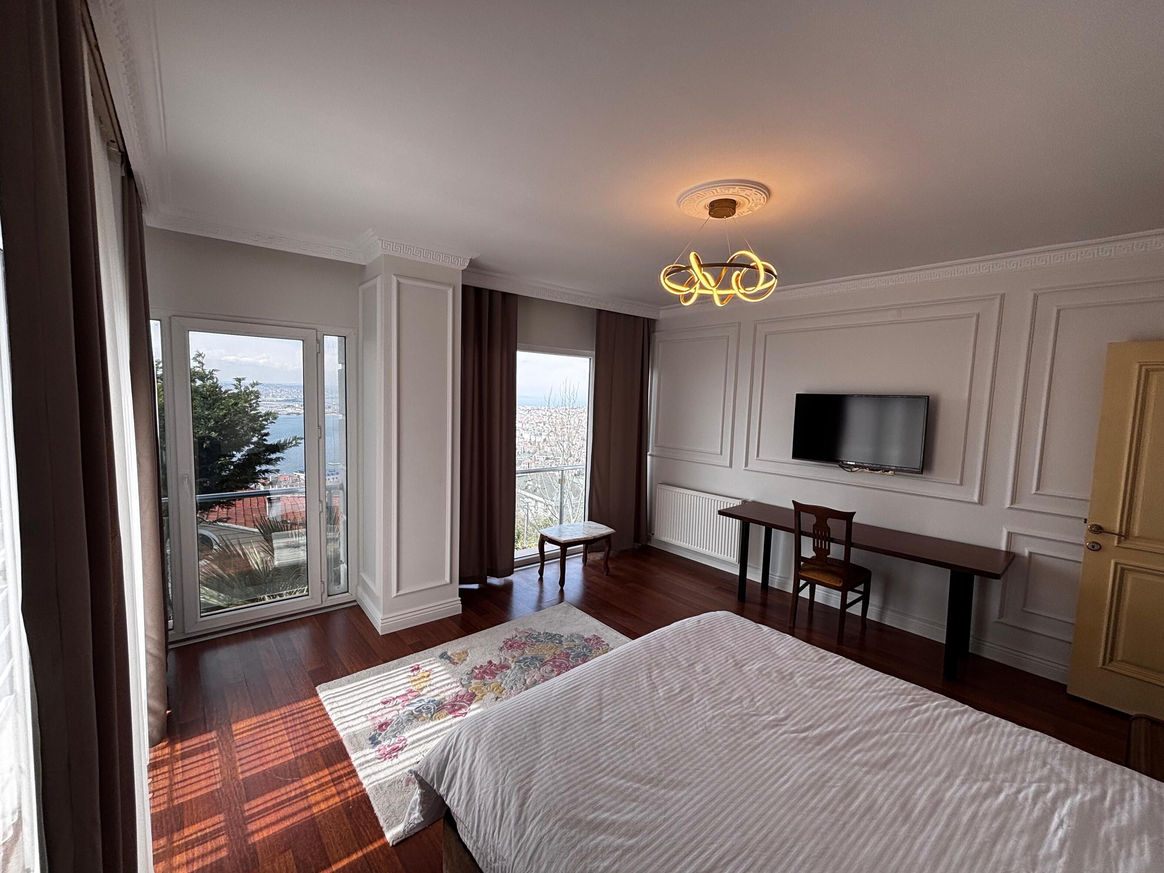 8 sovrum, värdeförvaringsskåp på rummet och skrivbord