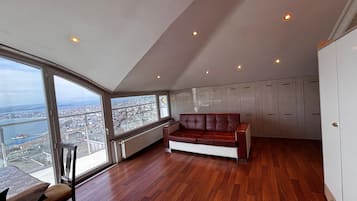 Smart-TV, Kamin, Tischtennisplatte