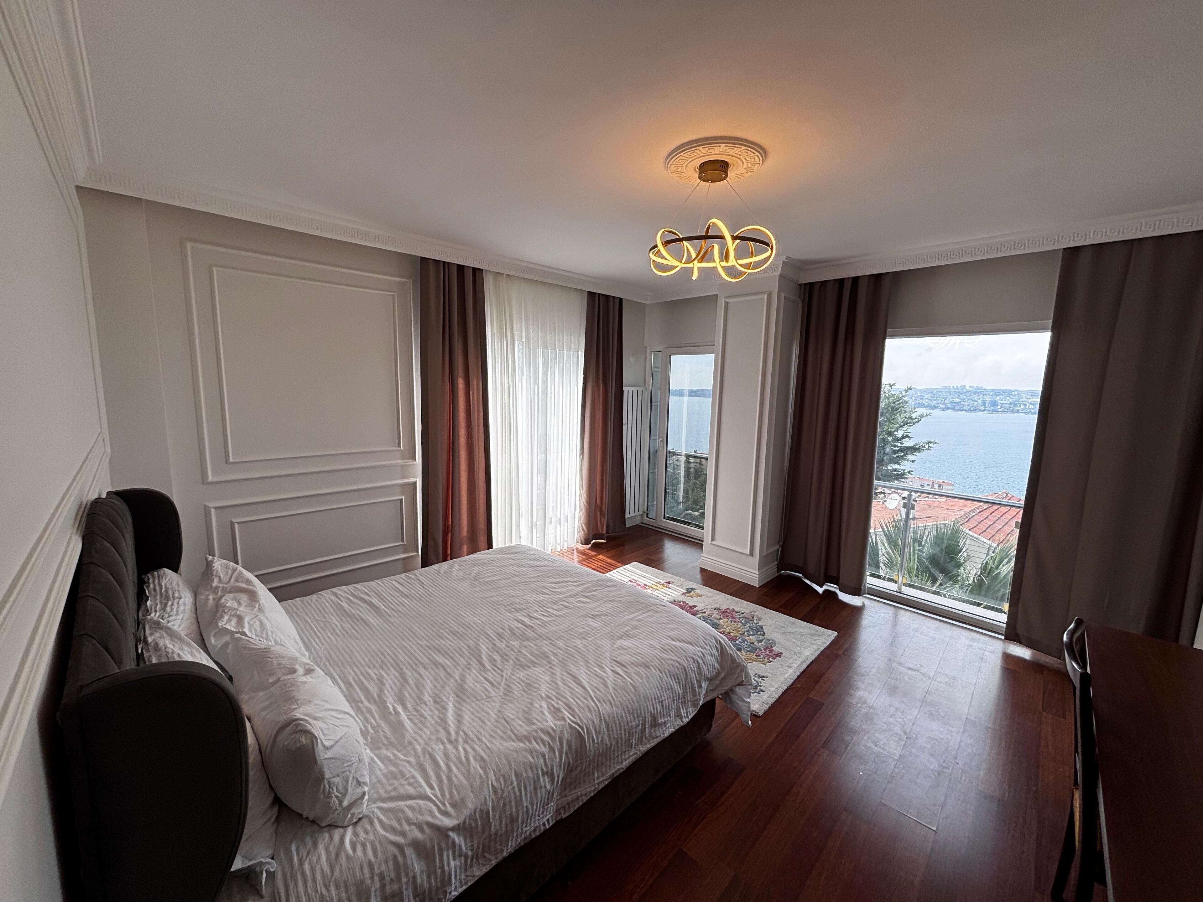 8 Schlafzimmer, Zimmersafe, Schreibtisch, Bügeleisen/Bügelbrett