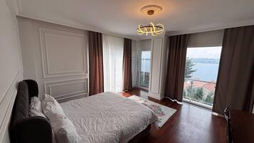 8 Schlafzimmer, Zimmersafe, Schreibtisch, Bügeleisen/Bügelbrett