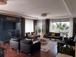 تلفزيون ذكي، مدفأة، تنس طاولة