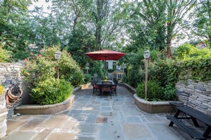 Outdoor dining - NYC 4 Bedroom Garden Oasis with Office Space  (Brooklyn)