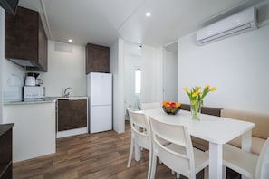 Fridge, microwave, stovetop, coffee/tea maker - New, 3 bedroom Mobile Home in Nudist Camp Solaris (Vabriga)