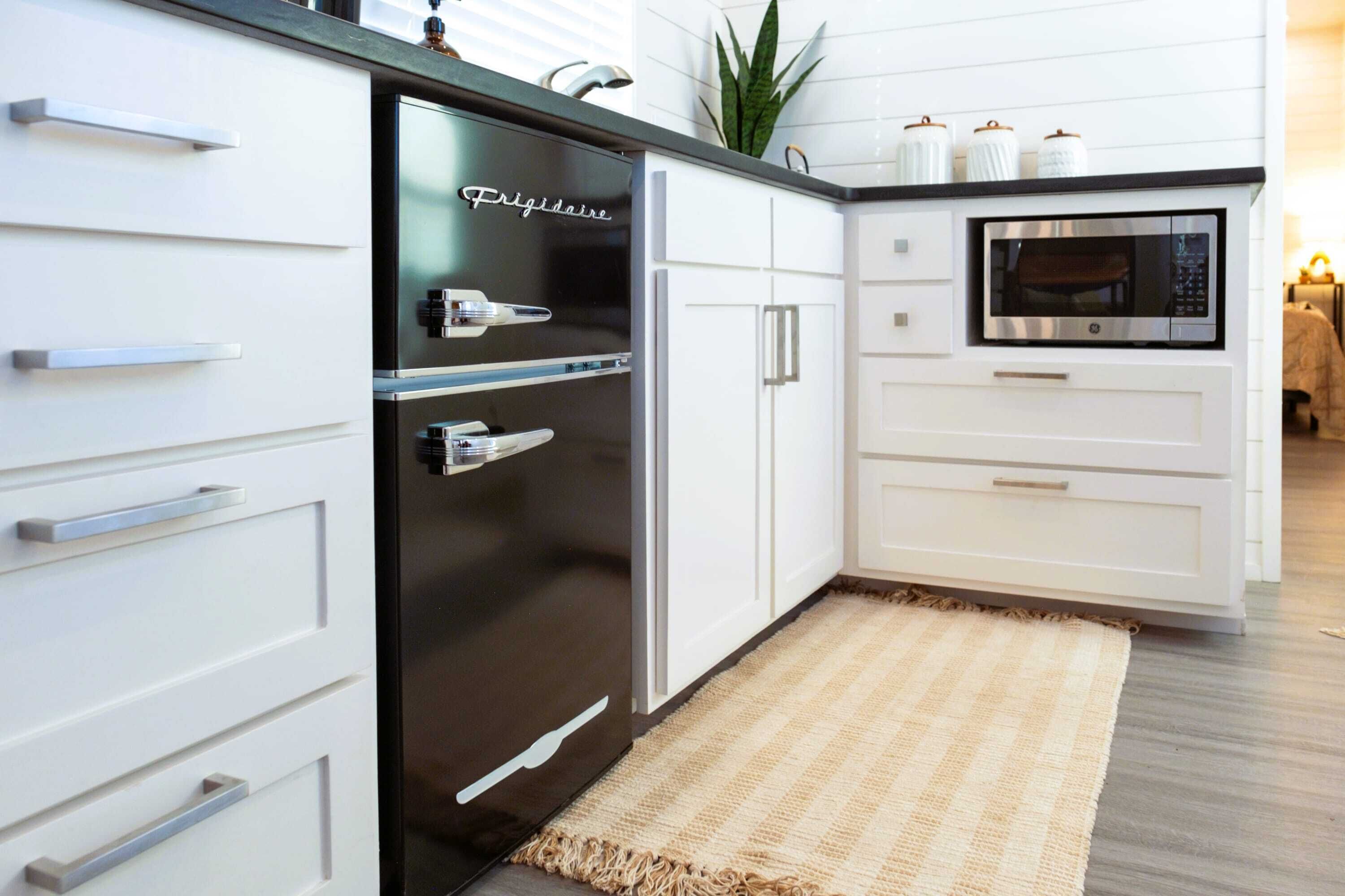 Réfrigérateur, micro-ondes, cafetière/bouilloire