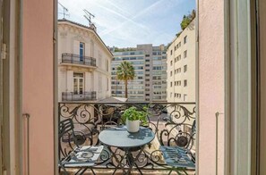Dining - 1 bedroom Scandinavian design: La Guitare 22 (Cannes)