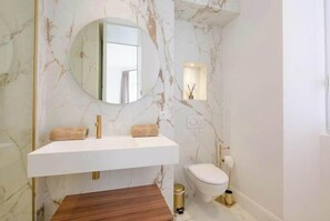 Shower, hair dryer, towels, shampoo - 1 bedroom Scandinavian design: La Guitare 22 (Cannes)