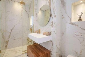 Dusche, Haartrockner, Handtücher