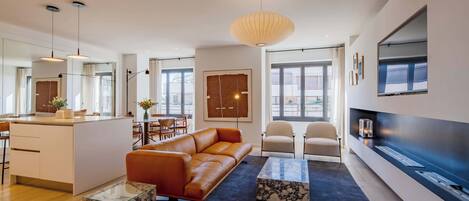 تلفزيون، مدفأة، مكتب