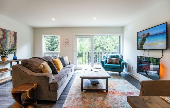 Condo | Living area | 40-inch flat-screen TV with digital channels