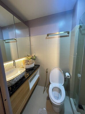 Shower, hair dryer, towels, soap - The Glorious Haven Near Mall of Asia & NAIA Airport (Pasay)