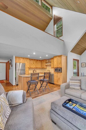 TV, fireplace, offices - Updated, great location, by Sharc and Village mall (Sunriver)