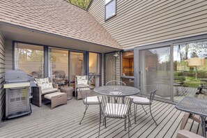 Outdoor dining - Updated, great location, by Sharc and Village mall (Sunriver)