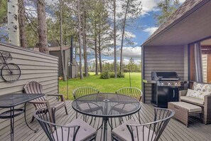 Outdoor dining - Updated, great location, by Sharc and Village mall (Sunriver)