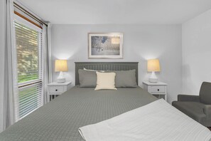 Room - Updated, great location, by Sharc and Village mall (Sunriver)