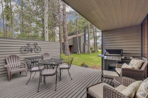 Outdoor dining - Updated, great location, by Sharc and Village mall (Sunriver)