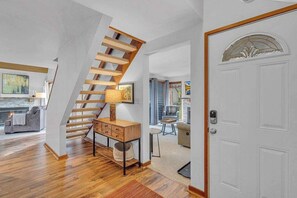 Interior - Updated, great location, by Sharc and Village mall (Sunriver)