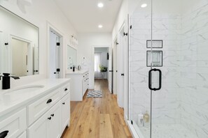 Shower, hair dryer, towels - Lake Escape at River Rocks Plantation (Guntersville)