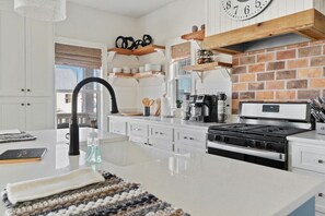 Coffee/tea maker, fridge, microwave, oven - Lake Escape at River Rocks Plantation (Guntersville)