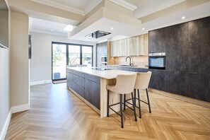 Refrigerador, microondas, horno, placa de cocina