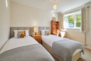 2 bedrooms, desk, iron/ironing board, WiFi