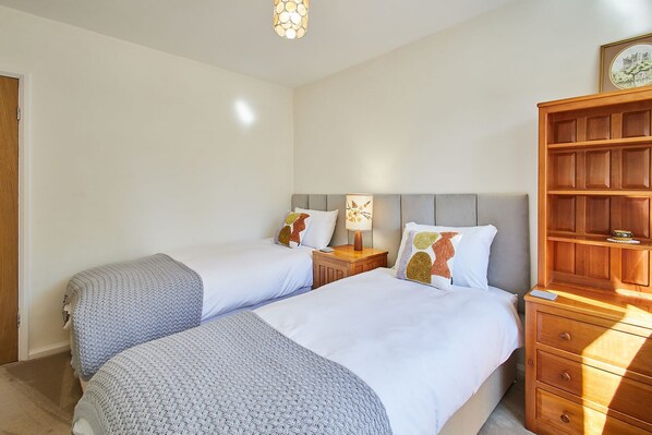 2 bedrooms, desk, iron/ironing board, WiFi