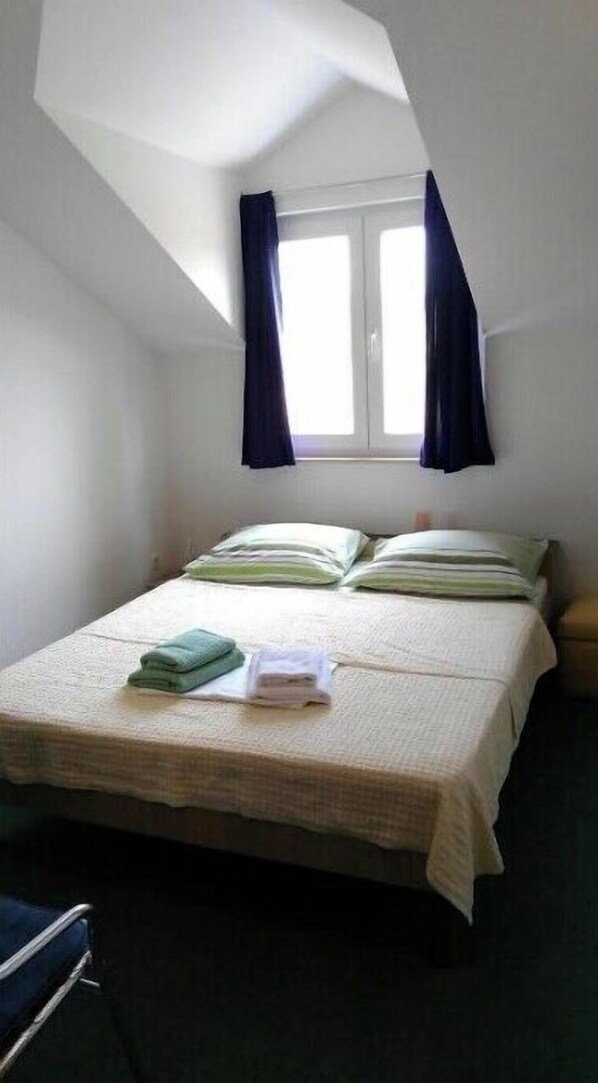 9 bedrooms, iron/ironing board, WiFi, bed sheets