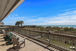Property grounds - Spring Tide: Oceanfront with Pool & Pet Friendly! (North Myrtle Beach)