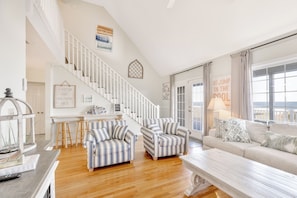 Smart TV - Sundancer: Oceanfront w/ Poolside Bliss & Amazing Views, Pet Friendly (North Myrtle Beach)