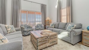 Ein Wohnzimmer mit Sofa, Sesseln und Couchtisch.